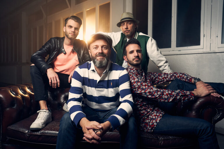 Ein Gruppenbild von einer Band.